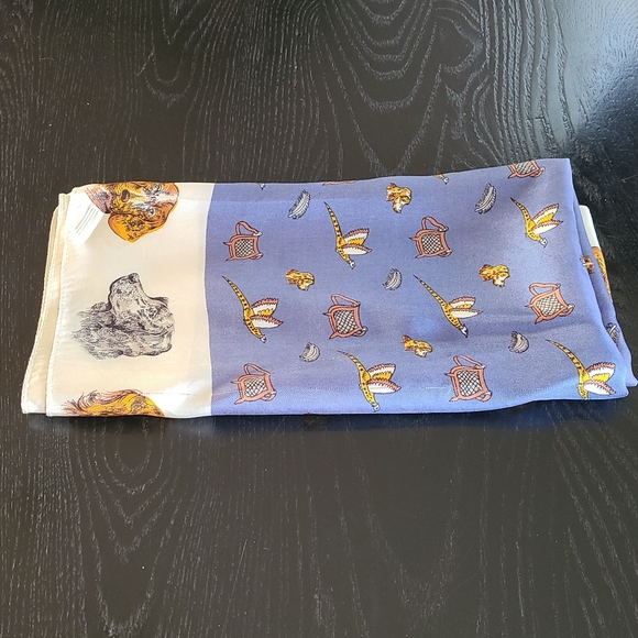 Small almost square scarf- 🐕 🐶 - Picture 2 of 4
